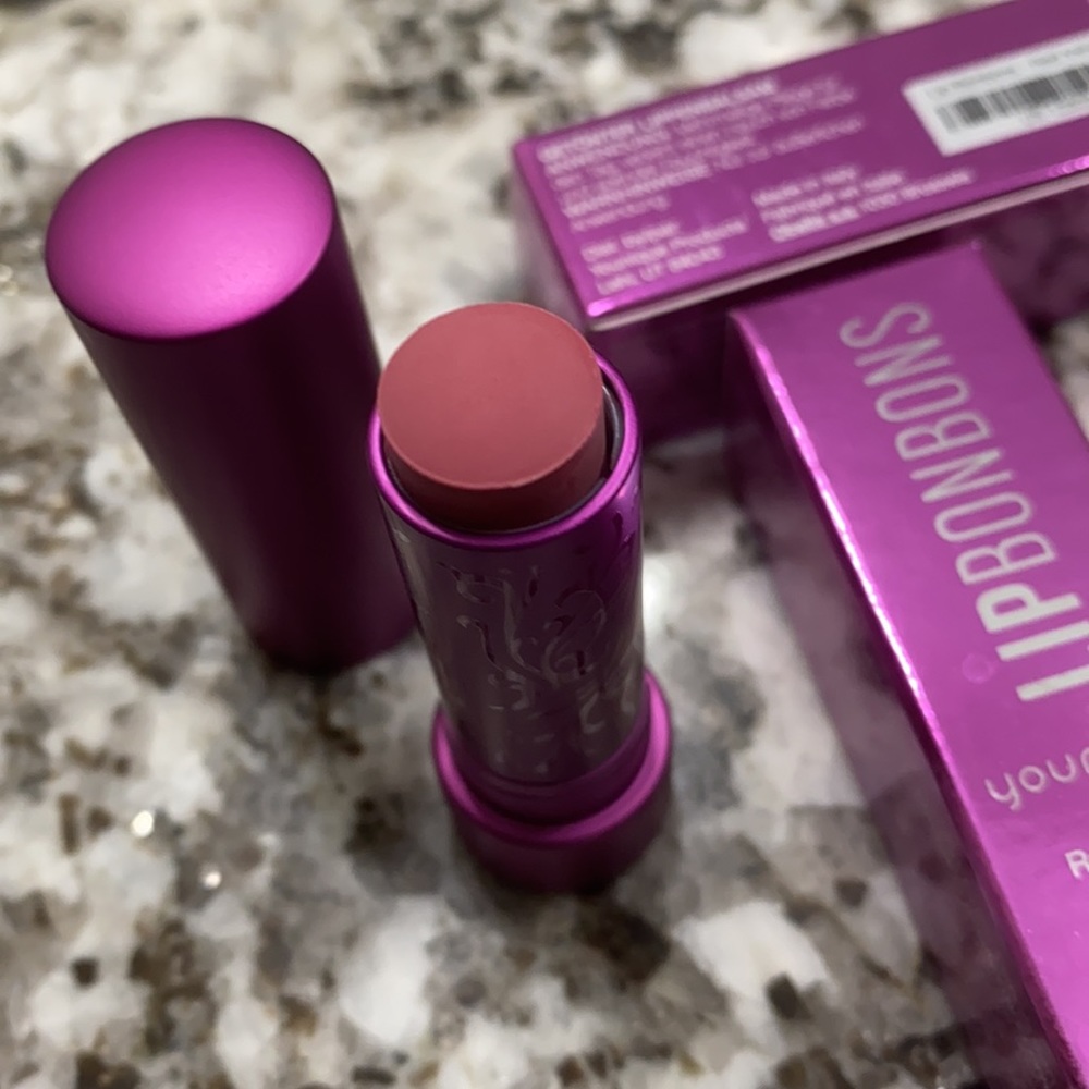 Red velvet cake lip bonbon